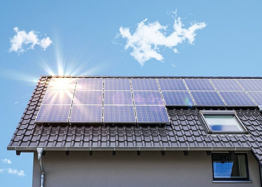 Gebäude mit Photovoltaik Paneelen auf dem Dach Gebäude mit Photovoltaik Paneelen auf dem Dach
