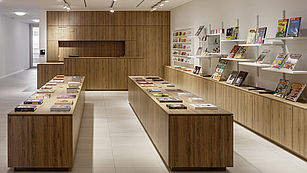 Bücherpräsentation in einem Comic-Museum Museums-Shop des Comic-Museums im Erika-Fuchs-Haus in Schwarzenbach an der Saale
