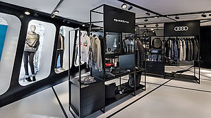 Oberbekleidungspräsentation auf einem Messestand Store mit Oberbekleidung der Audi Quattro Merchandise Collection im Rahmen einer Messestandpräsentation