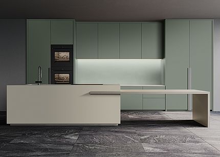 Küche in Salbeigrün mit beigem Küchenblock Küche in Salbeigrün mit beigem Küchenblock