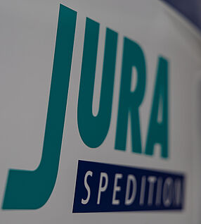 Logo der JURA-Spedition auf der Fahrertür eines LKWs Fotoausschnitt des Logos der JURA-Spedition auf der Fahrertür eines LKWs
