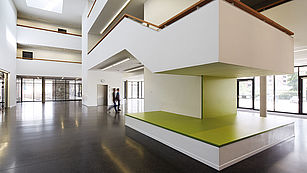 Treppenhaus in einer Schule Treppenhaus mit Sitzinsel und offenen Galeriegängen in einer weiterführenden Schule