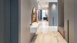 Luxuriöser Flur mit mehreren Einbaumöbeln und Sitznischen Luxuriöser Eingangsbereich eines Appartements mit Einbauschränken, Ablage-Lösungen und Sitznischen