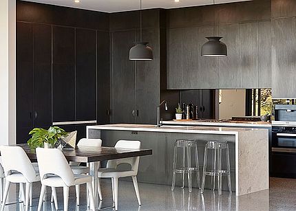 Wohnküche mit Arbeitsplatte in Marmor-Optik Wohnküche mit Arbeitsplatte in Marmor-Optik