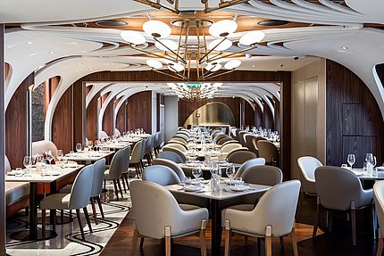 Salle à manger du paquebot NCL Prima avec un design futuriste