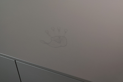 Empreinte de main laissée par la sueur sur une surface noire Empreinte de main laissée par la sueur sur une surface noire