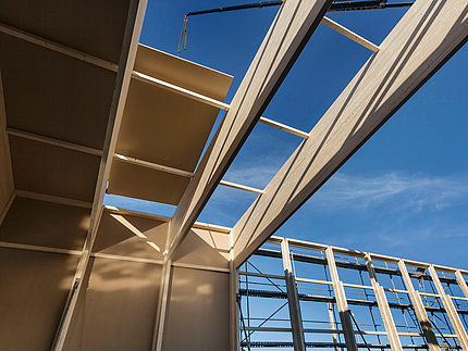 Construction La construction de l'entrepôt de Nützel, dans lequel une dalle est soulevée sur le toit par une grue.