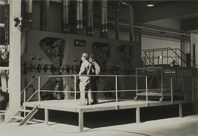 1974 Messa in esercizio dello stabilimento per pannelli truciolari 2 a Neumarkt 1974 Messa in esercizio dello stabilimento per pannelli truciolari 2 a Neumarkt