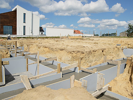 Duropal Element P5 Vous pouvez voir un site de construction presque vide avec des éléments Duropal P5 tissés dans des tranchées dans le sol.